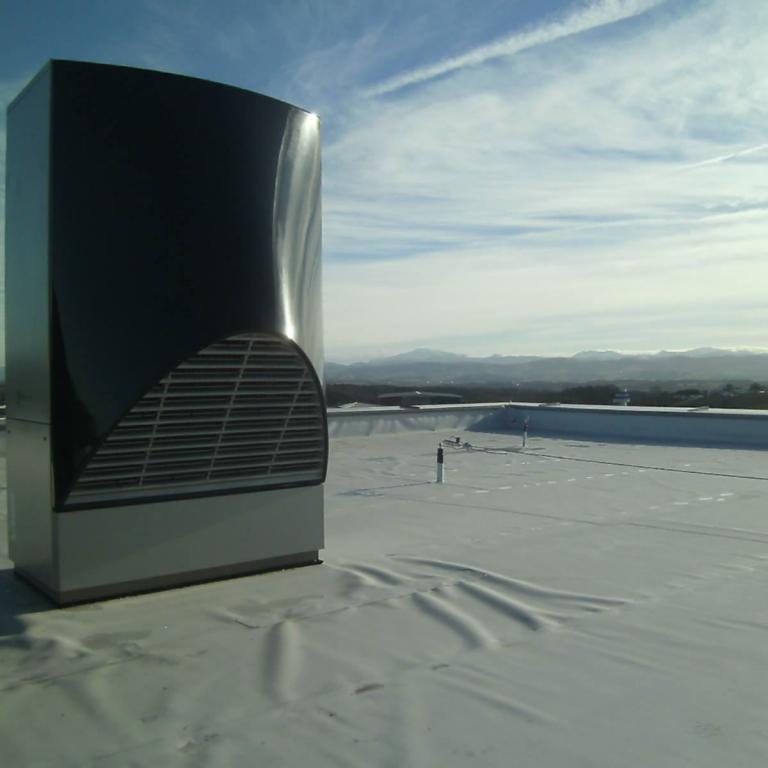 Luftwärmepumpe am Flachdach
