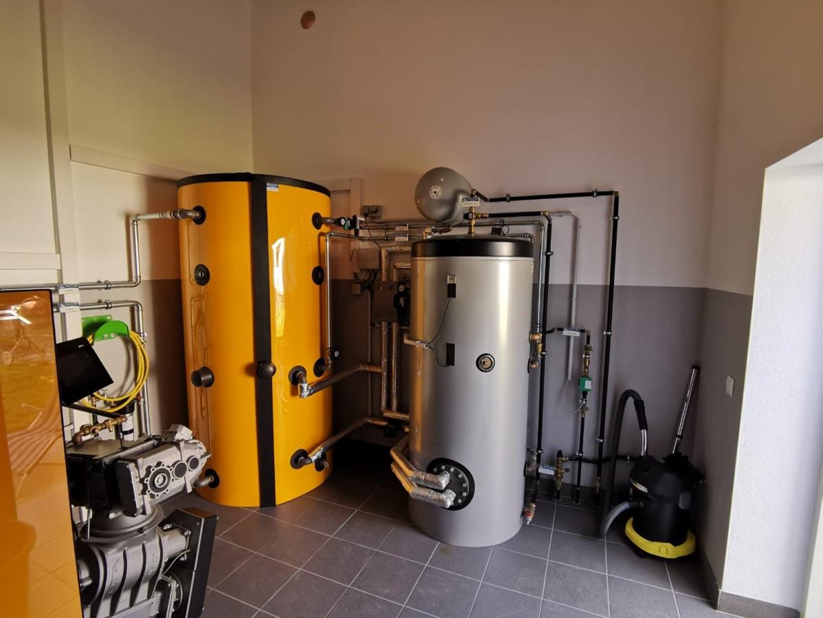 Pufferspeicher und Boiler mit Solaranlage